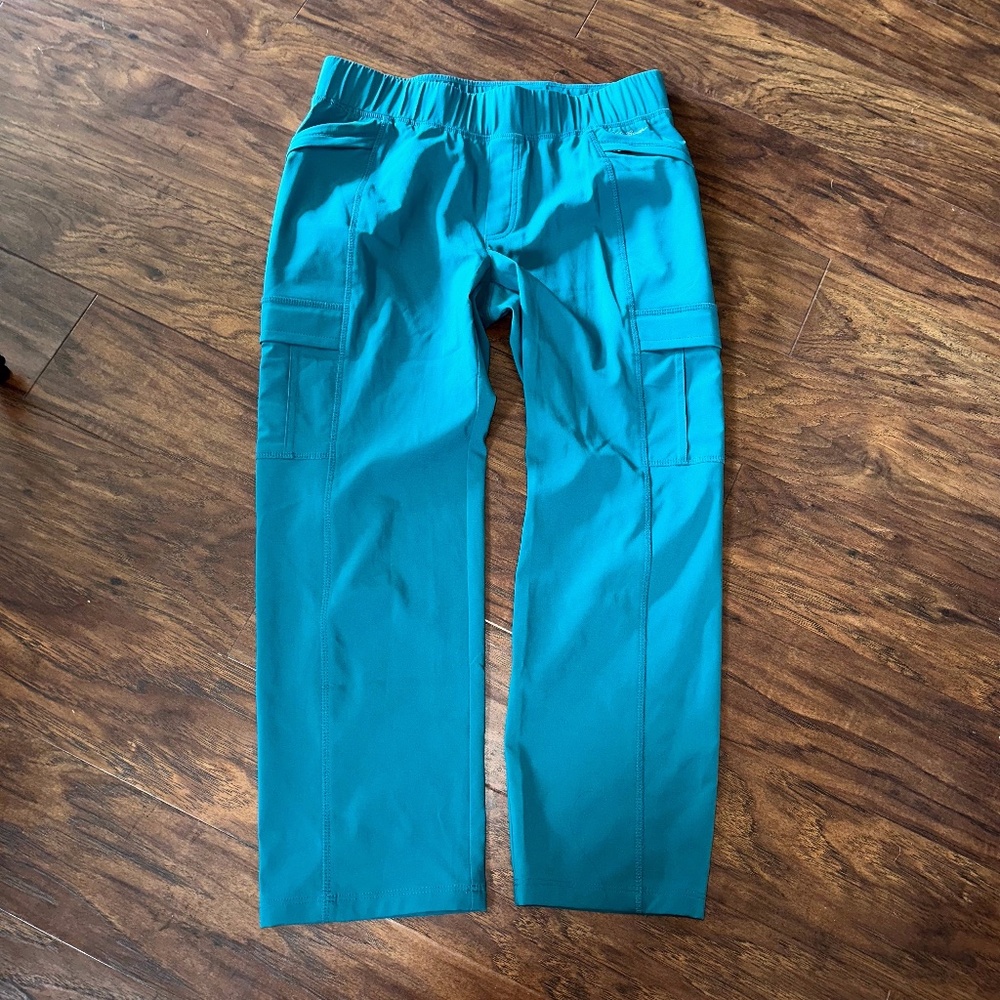 Women’s Eddie Bauer casual light weight green cargo capri's size 4